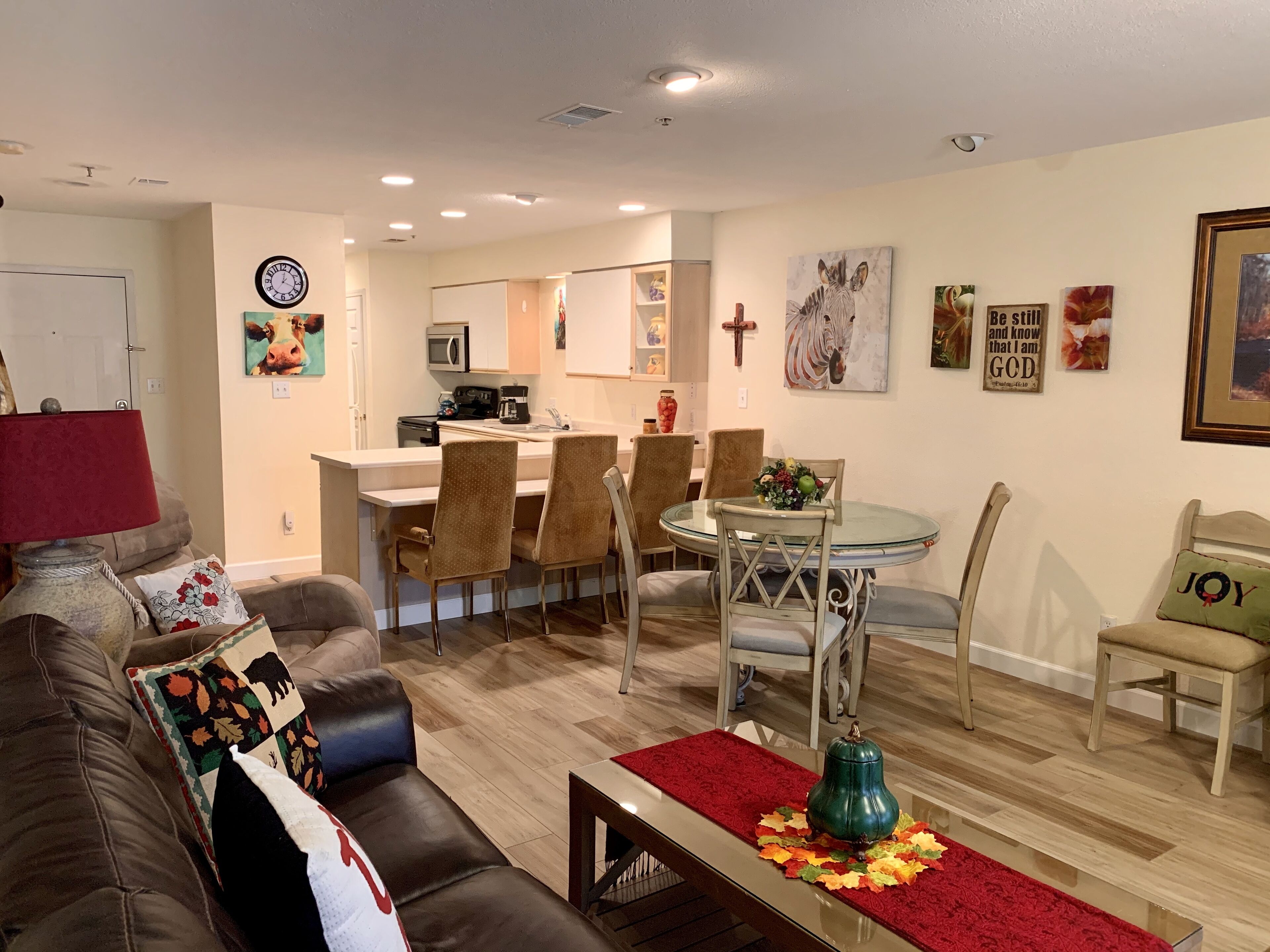 Walk in level. 3 King beds, , lift chair massage chair. Water Bubble Cascade .