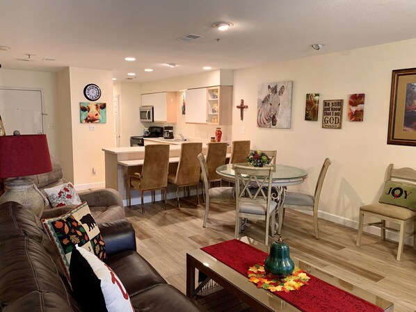 تلفزيون، مدفأة، مشغل دي في دي، كرة قدم الطاولة