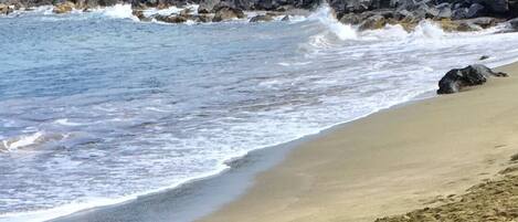 Beach nearby, sun-loungers, beach towels