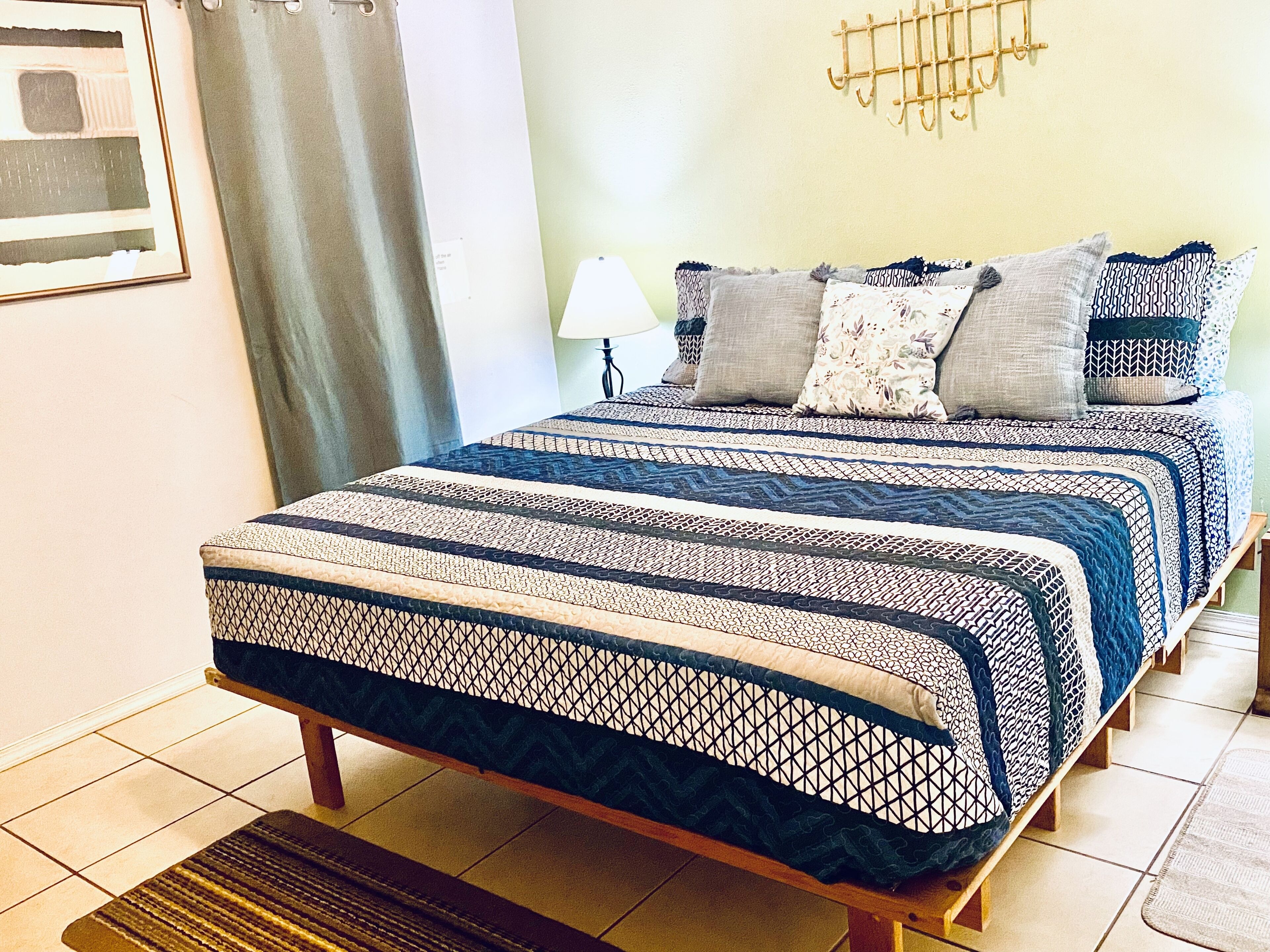 1 habitación, tabla de planchar con plancha, wifi gratis y ropa de cama 