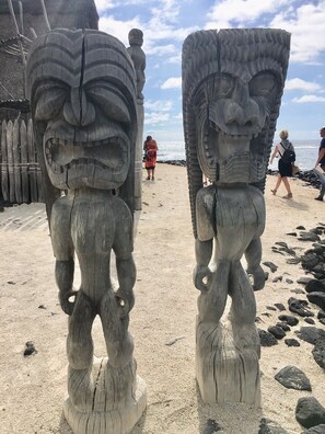 Vlak bij het strand, ligstoelen, strandlakens