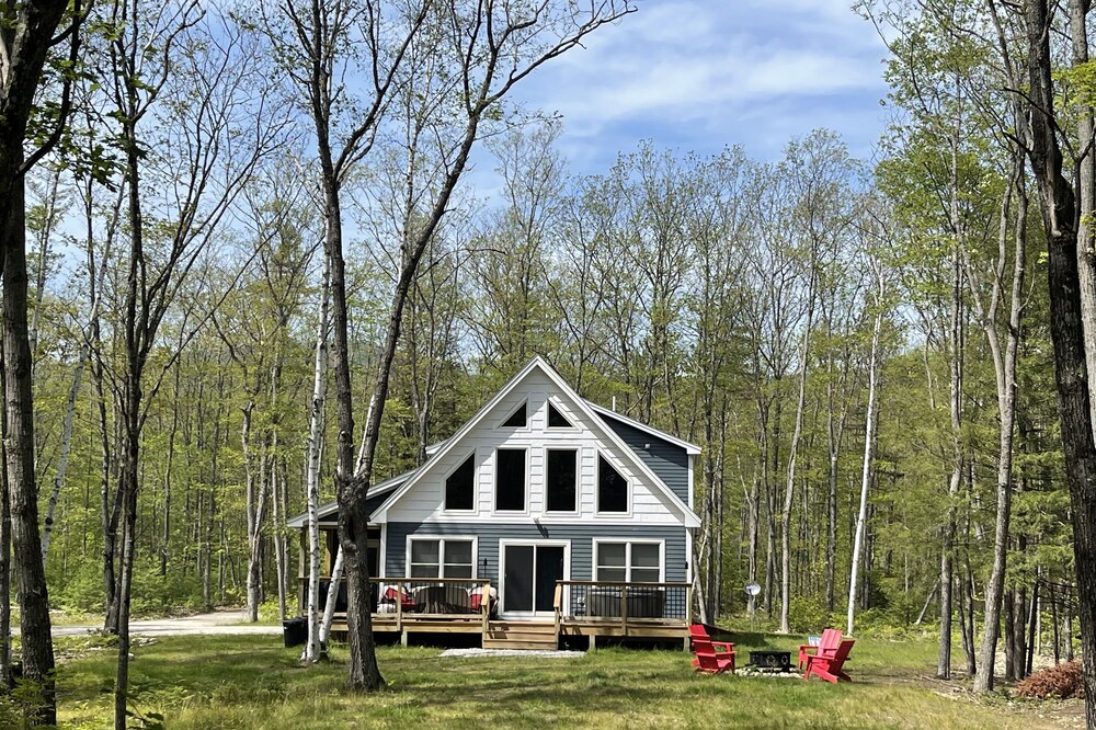 Cozy Riverfront Modern Farmhouse, close to downtown Bethel and Sunday River
