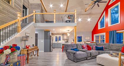 Cozy Riverfront Modern Farmhouse, close to downtown Bethel and Sunday River