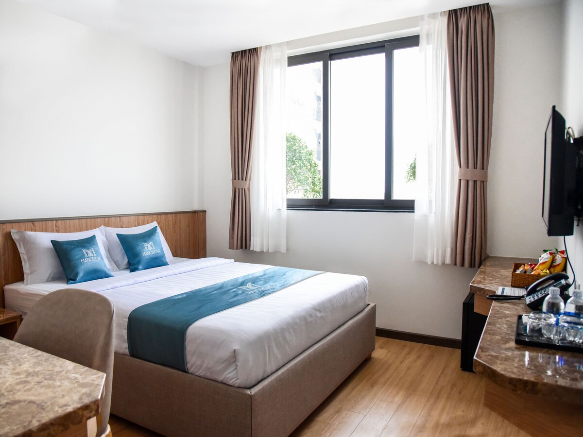 Standard Double Room, 1 Queen Bed | Hypo-allergenic bedding, Tempur-Pedic beds, minibar, desk