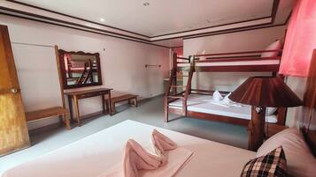 Familieværelse | Skrivebord, strygejern/strygebræt, sengetøj