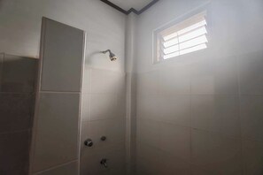 Familiekamer | Badkamer | Een douche, een regendouche, gratis toiletartikelen, een bidet