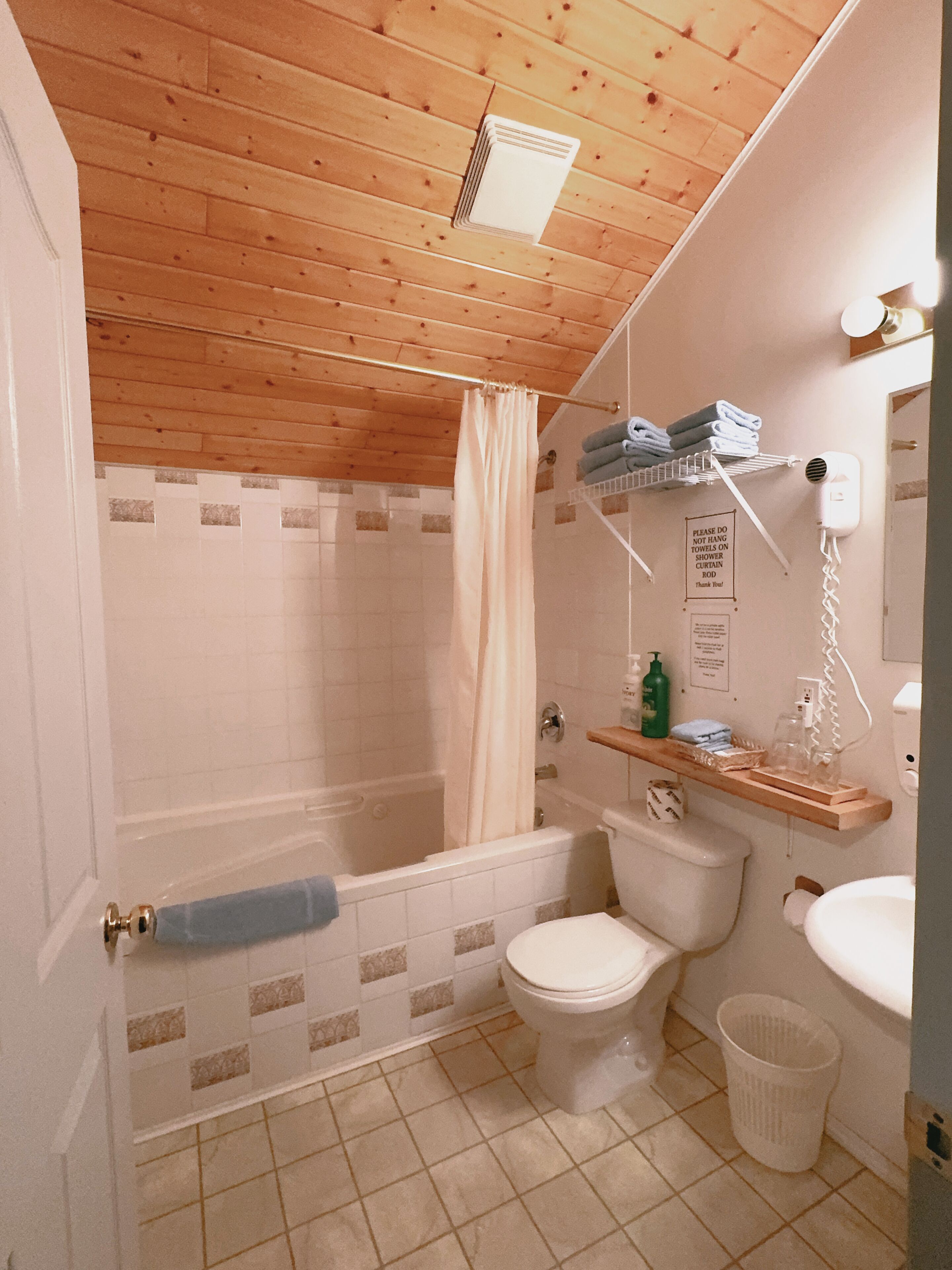 Une petite salle de bain comprenant une douche, des toilettes et un lavabo.