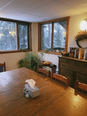 Dining - Alpine Meadows Lodge (Golden)