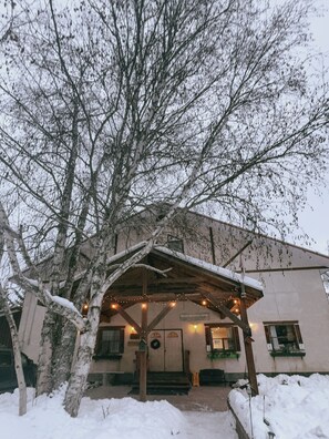 Exterior - Alpine Meadows Lodge (Golden)