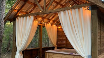 Banyera d'hidromassatge a l'aire lliure