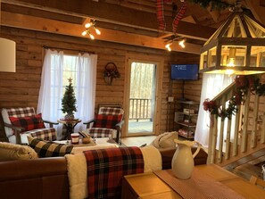 TV, DVD player - Remodeled log cabin near DeSoto Falls & Mentone (Mentone)