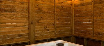 Newly remodeled log cabin near DeSoto State Park & Mentone