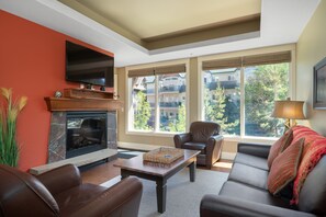 Smart TV, fireplace - Canmore Luxury Retreat | Solara Resort • Spa • Pool •Hot Tub • Mountain Views 🌄 (Canmore)