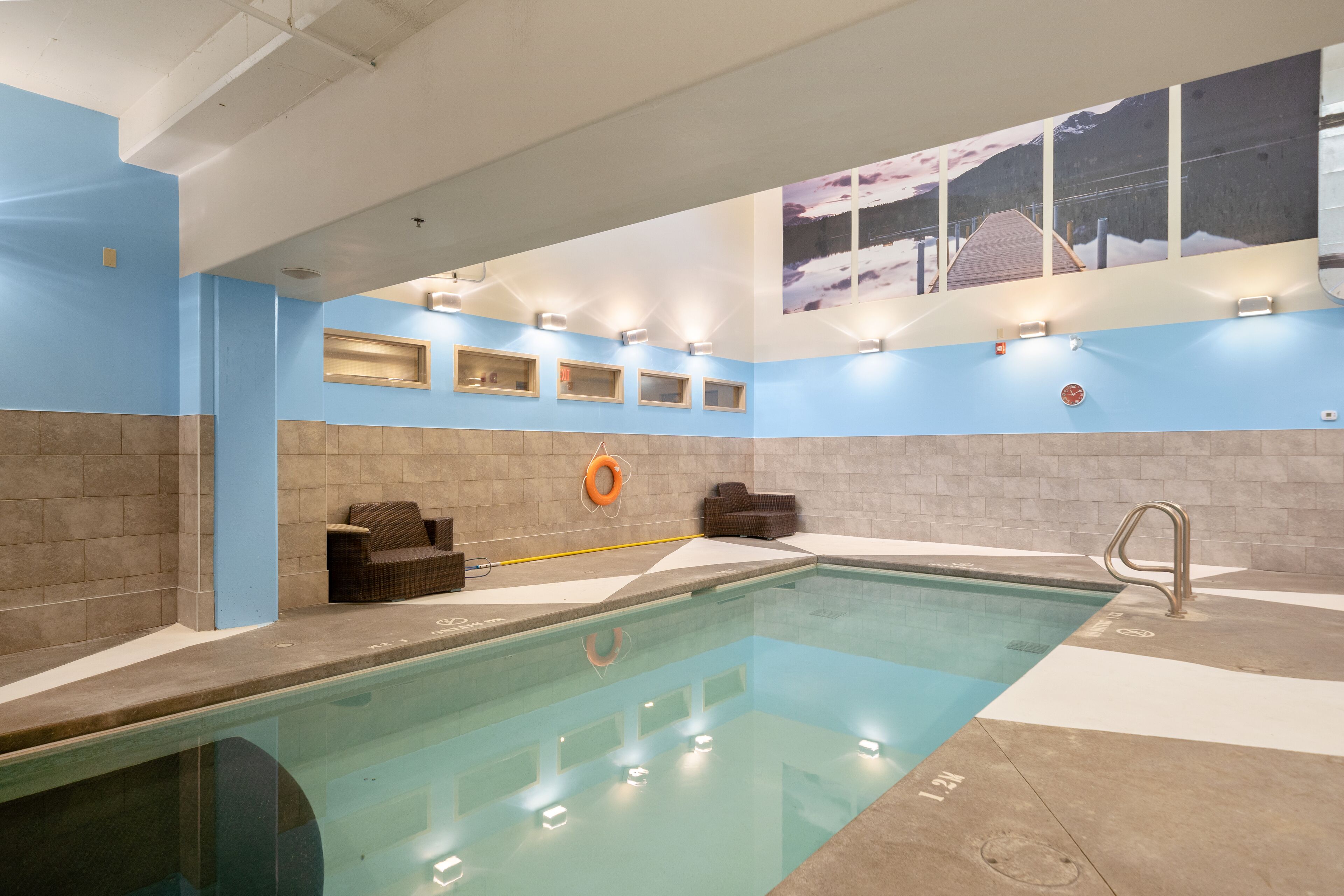 Una piscina cubierta, una piscina climatizada