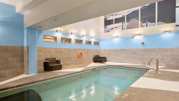 Una piscina cubierta, una piscina climatizada