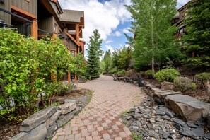 Property grounds - Canmore Luxury Retreat | Solara Resort • Spa • Pool •Hot Tub • Mountain Views 🌄 (Canmore)