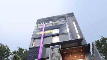 Vista frontal de la propiedad