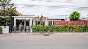 Basic Villa | Private kitchen | Fridge, microwave, rice cooker, cookware/dishes/utensils