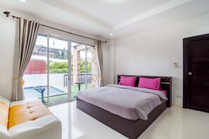 Villa junior | Escritorio, cortinas blackout, camas extra y wifi gratis 
