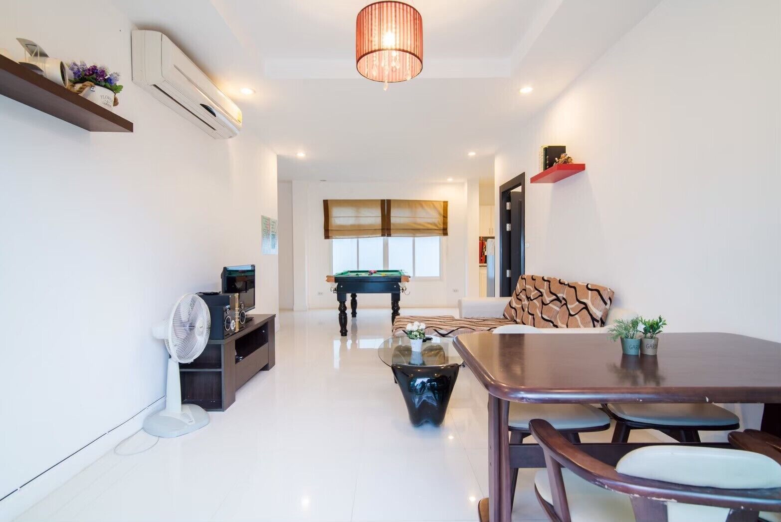 Eenvoudige villa | Privékeuken | Een koelkast, een magnetron, een rijstkoker, kookgerei, borden en bestek