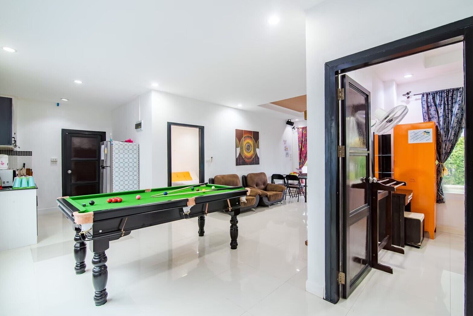 Junior villa | Privékeuken | Een koelkast, een magnetron, een rijstkoker, kookgerei, borden en bestek