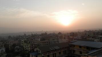 Un paisaje urbano al atardecer con edificios y cielo despejado.