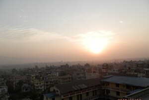 Un paisaje urbano al atardecer con edificios y cielo despejado.