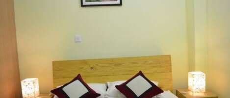 Quarto conforto, 1 cama Queen | Individualmente decorados, individualmente mobiliados