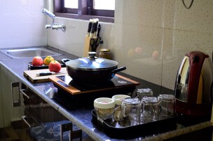 Nevera en la zona común y microondas en la zona común