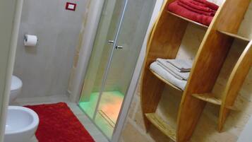 Suite Familiale, vue ville, cĂŽtĂ© cour intĂ©rieure | Ăquipements de salle de bain