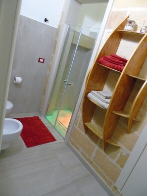 Familien-Suite, Stadtblick, zum Innenhof hin | Badezimmerausstattung