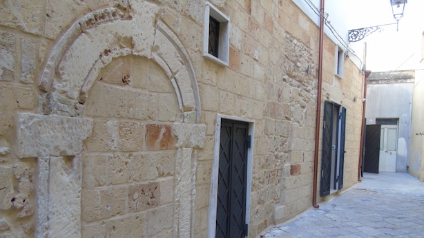 A narrow street with stone buildings, a small window, and a door. - Casa a Corte (Copertino)