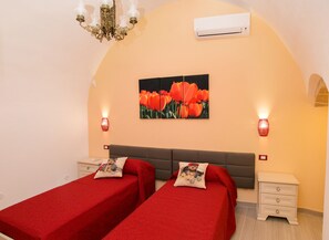 Suite familiar, vista a la ciudad, en el área del patio | Caja de seguridad en la habitación, wifi gratis y ropa de cama 