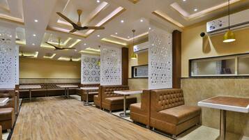 Menyajikan masakan Cina