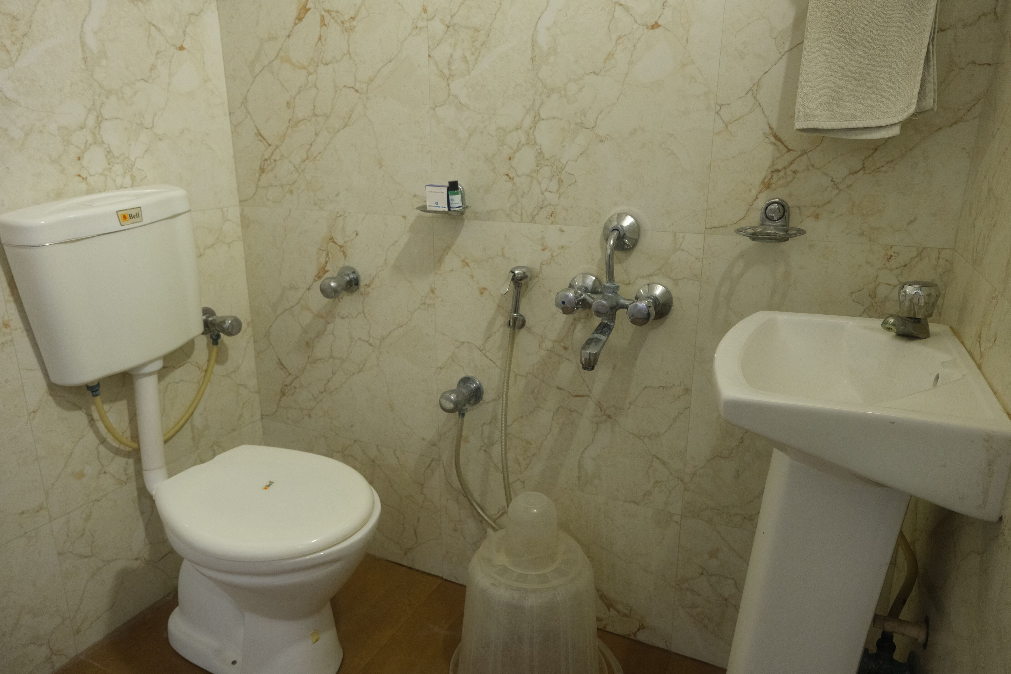 Un bagno con il water, un lavandino e una doccia.