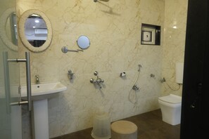 Luxury-Doppelzimmer zur Einzelnutzung | Badezimmer | Dusche, kostenlose Toilettenartikel, Hausschuhe, Handtücher