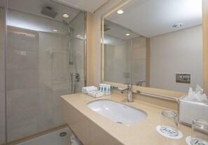 Regadera, amenidades de baño gratuitas, secadora de cabello, toallas 