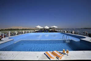 Açık yüzme havuzu