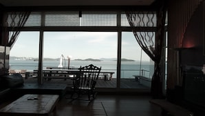 V-VIP | Living area | Flat-screen TV - Namhae Ara Club Pension (Namhae)