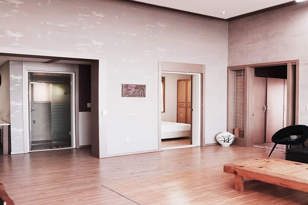 V-VIP | Living area | Flat-screen TV