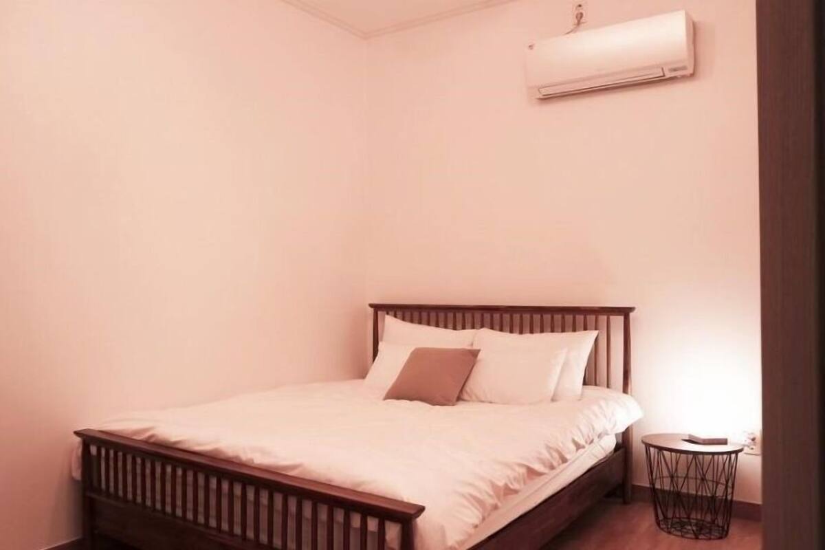 Room (Violet Rose) | WiFi (free)
