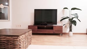 Habitación (Green Rose) | Área de sala de estar | Televisión de pantalla plana
