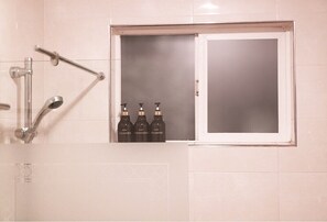 Bathroom shower - Namhae Ever Rose Pension (Namhae)