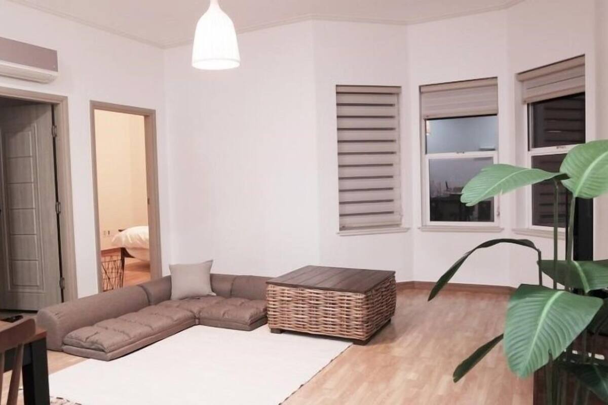 Room (Green Rose) | Living area | Flat-screen TV