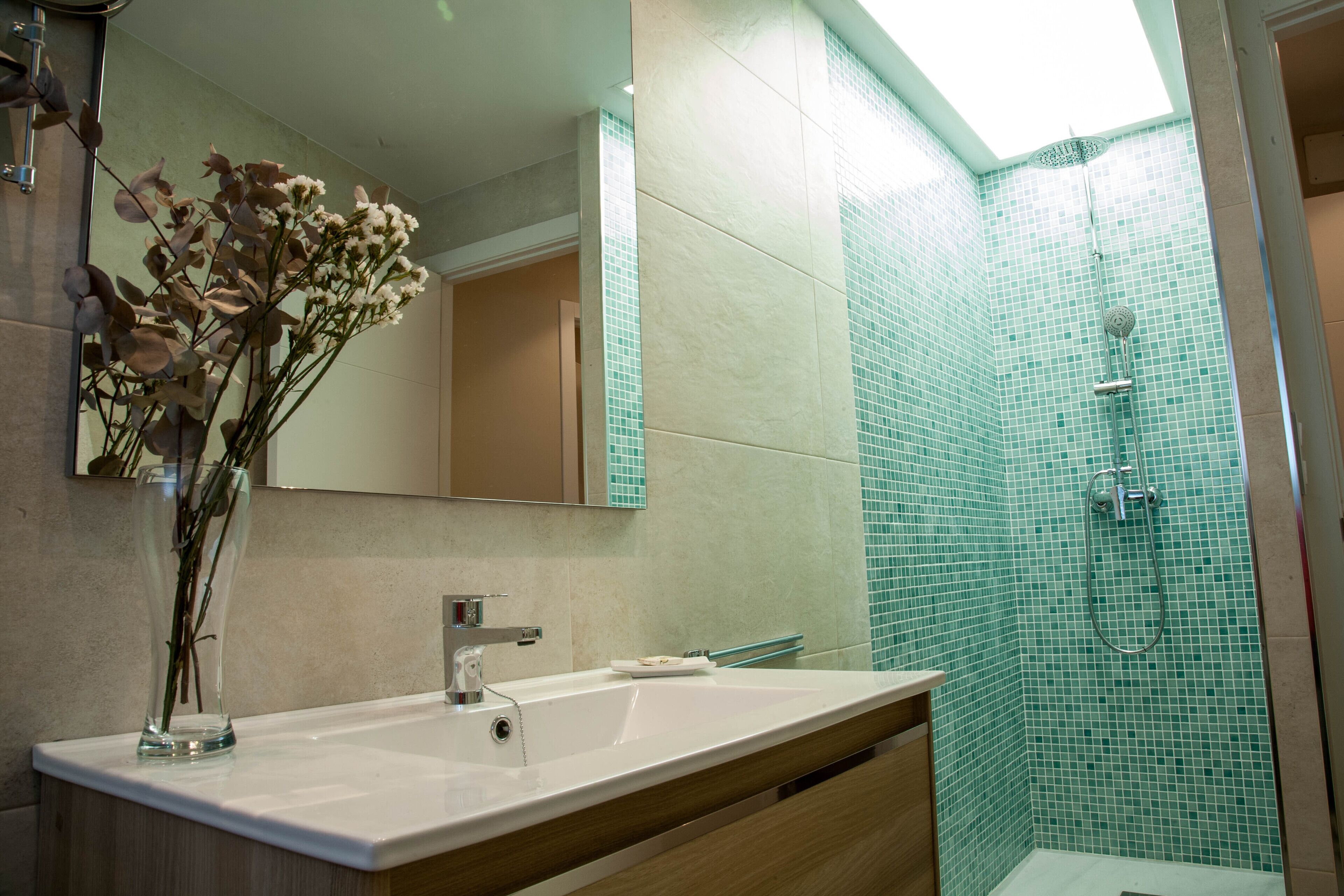 Douche, serviettes fournies, savon, papier toilette