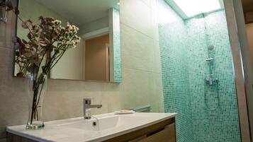 Douche, serviettes fournies, savon, papier toilette