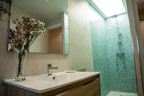Dusche, Handtücher, Seife, Toilettenpapier
