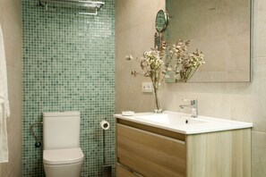 Shower, towels, soap, toilet paper - Apartment next to Las Tendillas with garage (Córdoba)