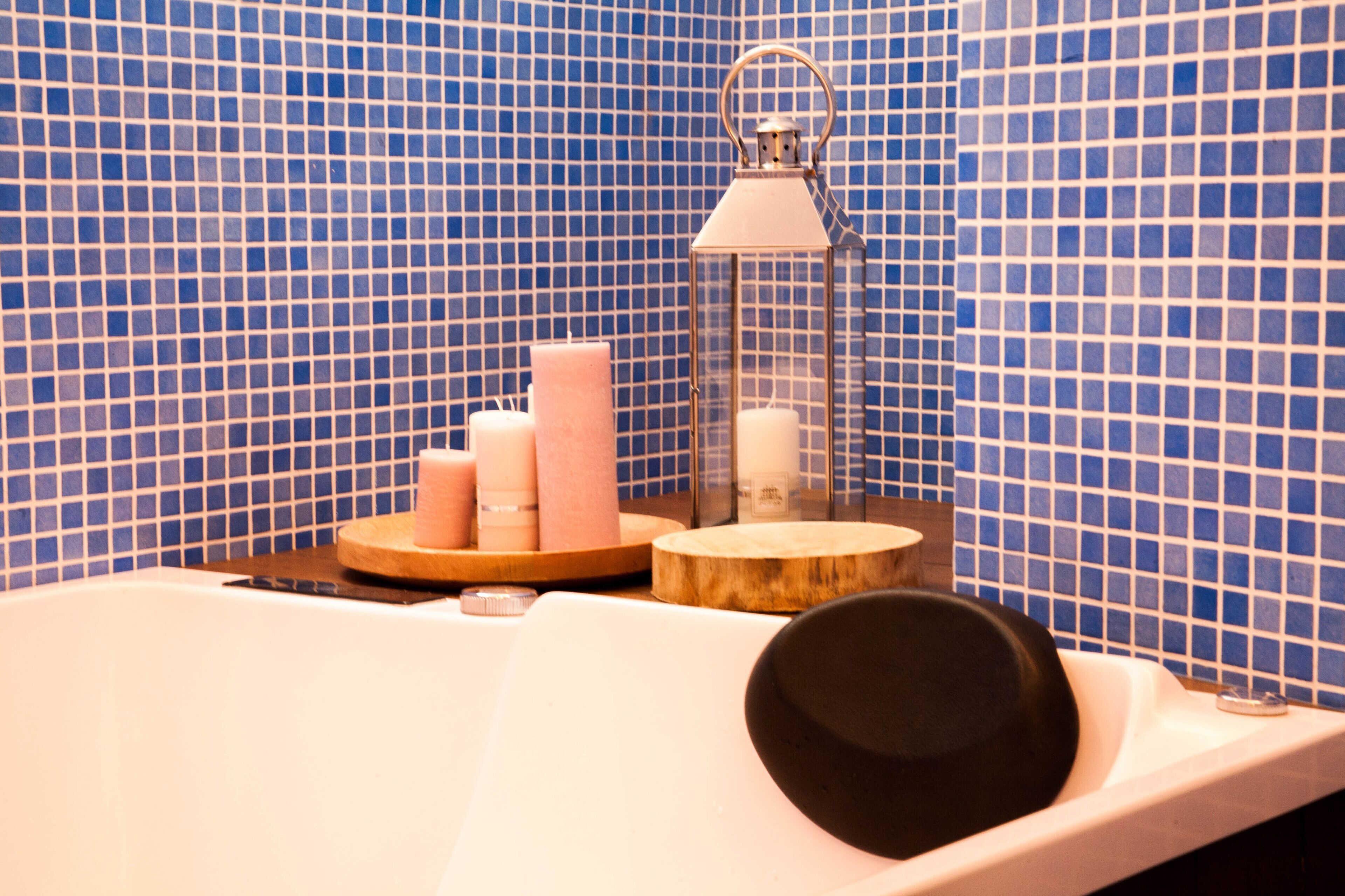 Een douche, handdoeken, zeep, toiletpapier