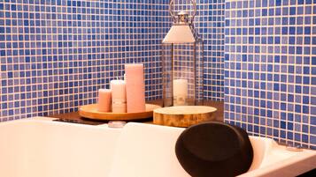 Een douche, handdoeken, zeep, toiletpapier